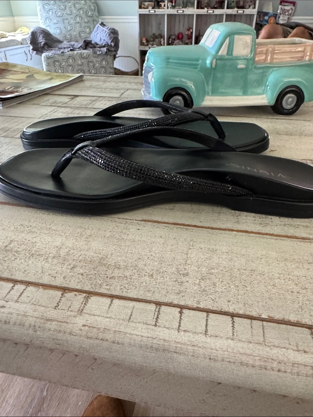 Vionic sleek black